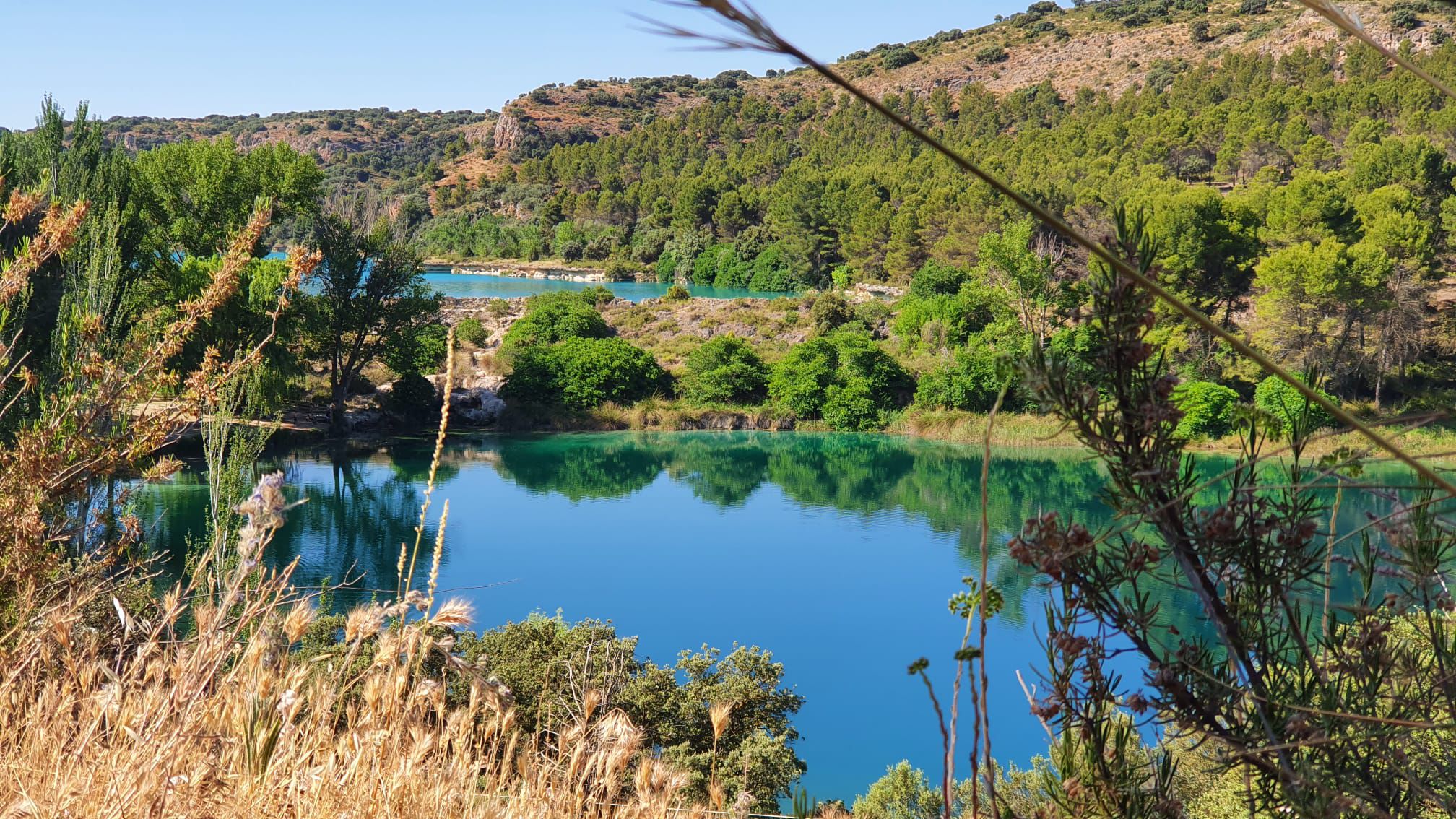 Lagunas de Ruidera con aguas turquesa y vegetación natural